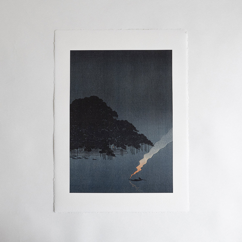 Kiefern bei Karasaki in der Nacht, japanischer Farbholzschnitt mit nächtlicher Flusslandschaft