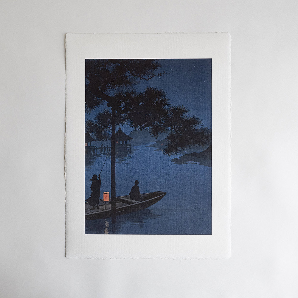 Kiefern in Shubi, japanischer Farbholzschnitt mit nächtlicher Flusslandschaft