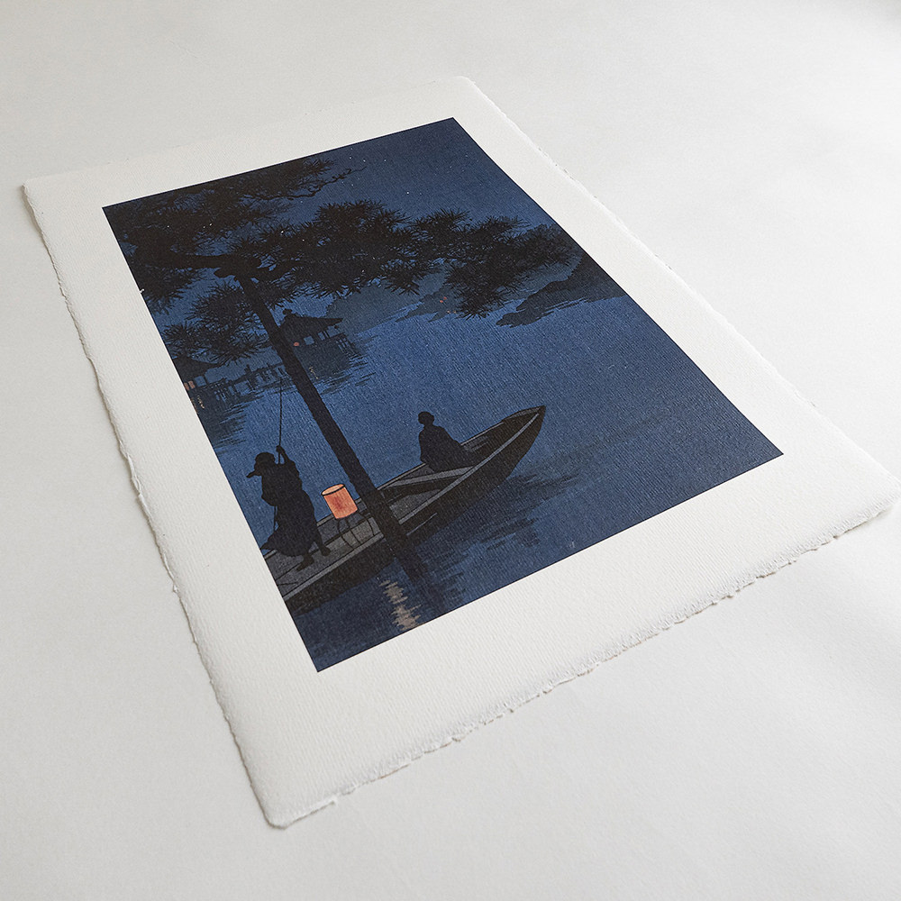 Kiefern in Shubi, japanischer Farbholzschnitt mit nächtlicher Flusslandschaft