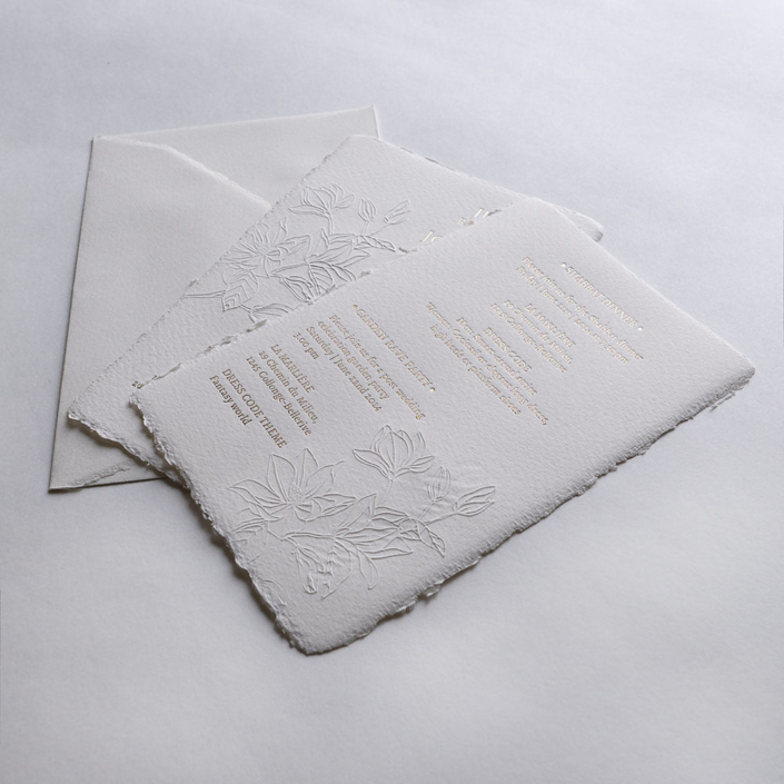 Exklusive Hochzeitseinladung auf Büttenpapier mit Heißfolienprägung und Blindprägung