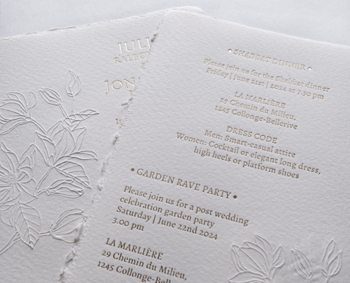 Exklusive Hochzeitseinladung auf Büttenpapier mit Heißfolienprägung und Blindprägung