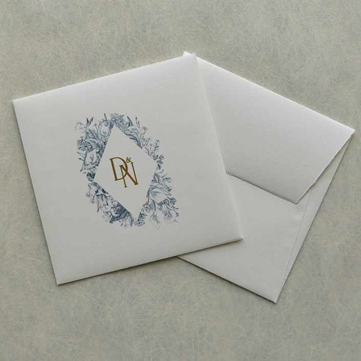 Individuelle Hochzeitspapeterie aus handgeschöpftem Papier mit Einladung, RSVP-Karten und Umschlägen