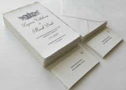 Hochzeitseinladung im Letterpress auf handgeschöpftem Papier mit Umschlägen und Karten