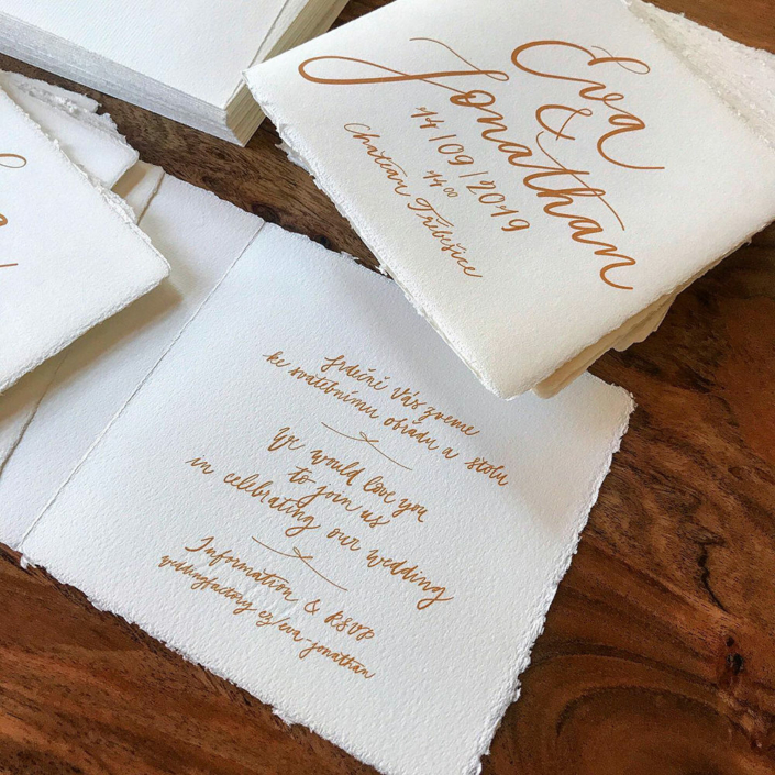 Zweisprachige Hochzeitseinladung mit handgeschriebener Kalligrafie auf handgeschöpftem Papier