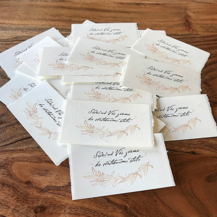 Hochzeitseinladung mit bronzefarbenem Olivenzweig auf handgeschöpftem Papier