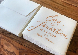 Zweisprachige Hochzeitseinladung mit handgeschriebener Kalligrafie auf handgeschöpftem Papier