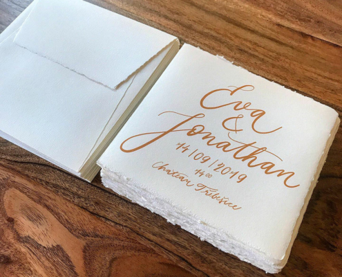 Zweisprachige Hochzeitseinladung mit handgeschriebener Kalligrafie auf handgeschöpftem Papier