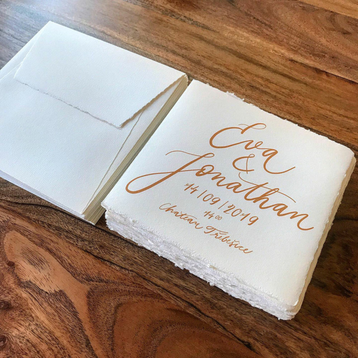Zweisprachige Hochzeitseinladung mit handgeschriebener Kalligrafie auf handgeschöpftem Papier
