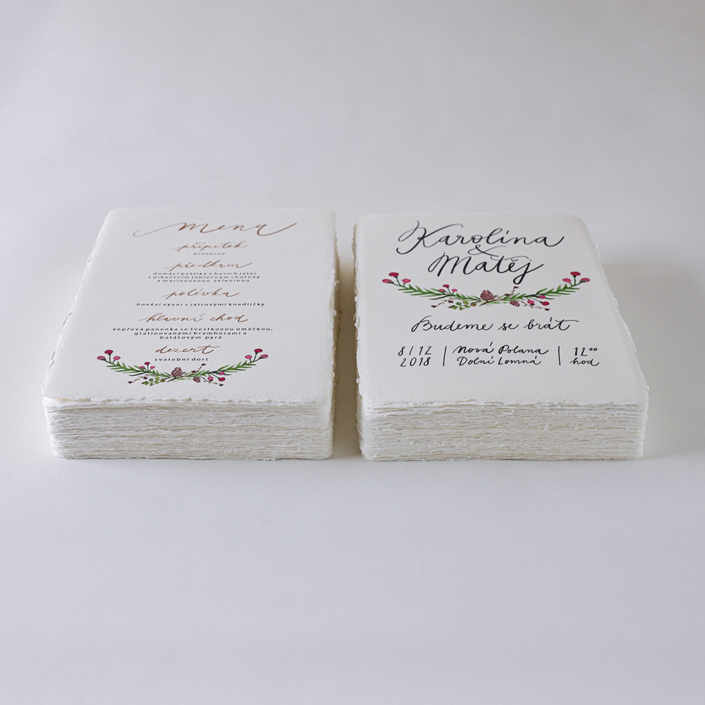 Hochzeitseinladung mit handgeschriebener Kalligrafie und floralem Motiv auf handgeschöpftem Papier