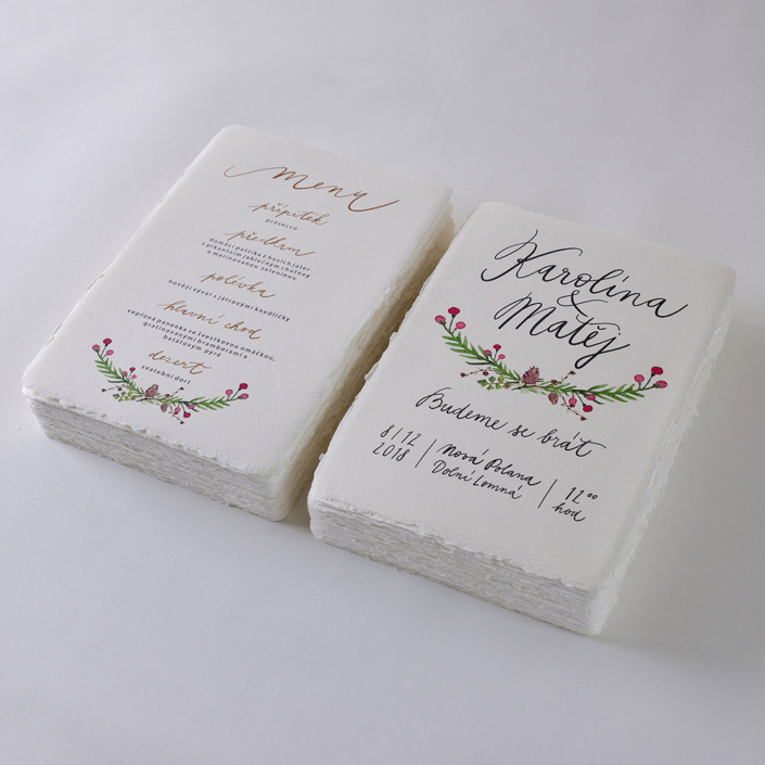 Hochzeitseinladung mit handgeschriebener Kalligrafie und floralem Motiv auf handgeschöpftem Papier