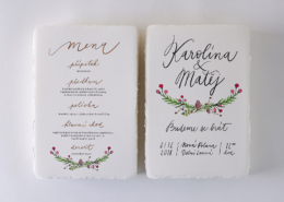 Hochzeitseinladung mit handgeschriebener Kalligrafie und floralem Motiv auf handgeschöpftem Papier