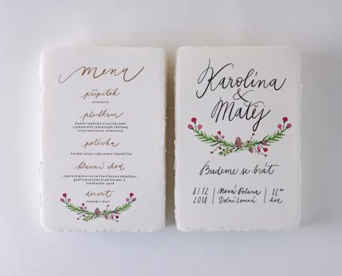 Hochzeitseinladung mit handgeschriebener Kalligrafie und floralem Motiv auf handgeschöpftem Papier