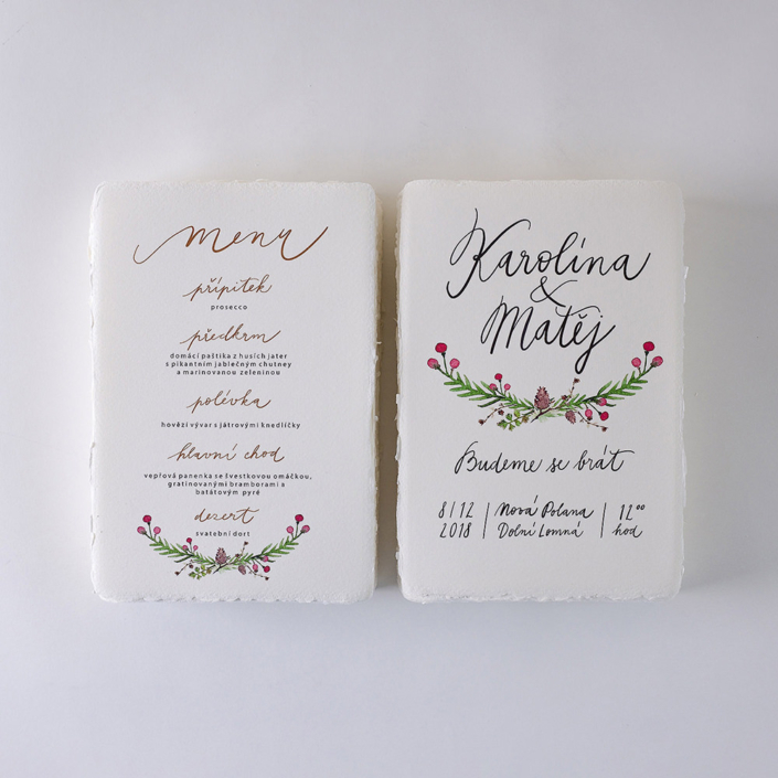 Hochzeitseinladung mit handgeschriebener Kalligrafie und floralem Motiv auf handgeschöpftem Papier
