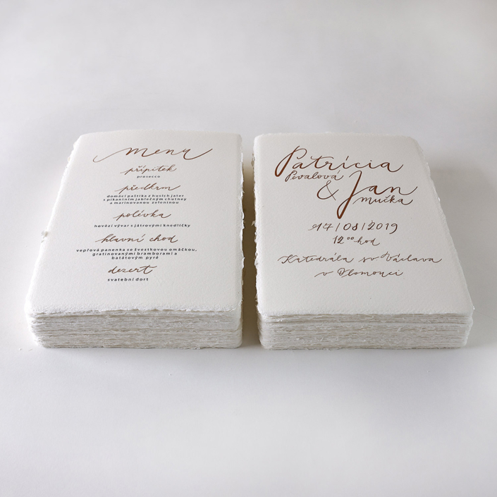 Hochzeitseinladung mit handgeschriebener Kalligrafie auf handgeschöpftem Papier