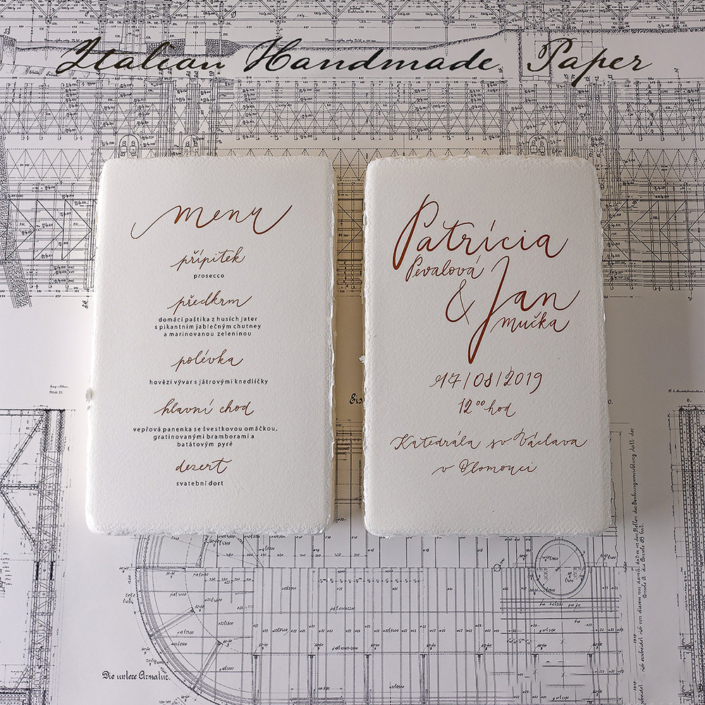 Hochzeitseinladung mit handgeschriebener Kalligrafie auf handgeschöpftem Papier