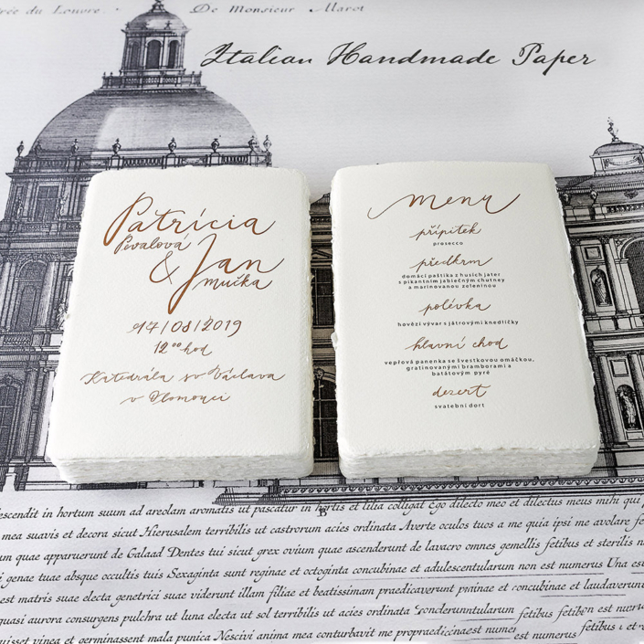 Hochzeitseinladung mit handgeschriebener Kalligrafie auf handgeschöpftem Papier