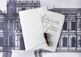 Hochzeitseinladung mit handgeschriebener Kalligrafie auf handgeschöpftem Papier
