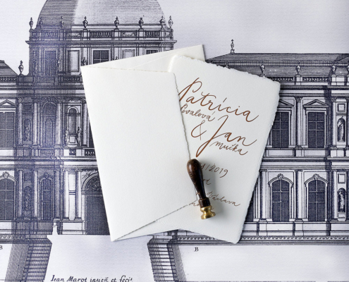 Hochzeitseinladung mit handgeschriebener Kalligrafie auf handgeschöpftem Papier