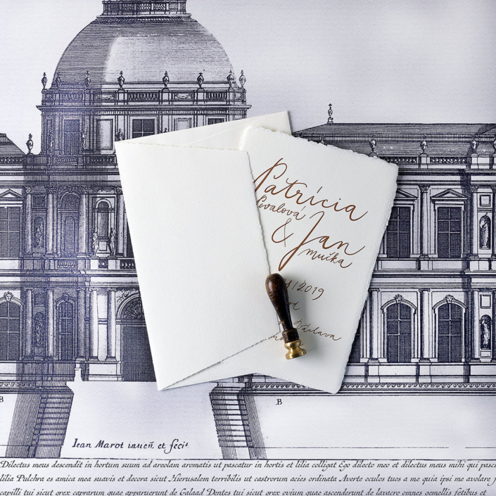 Hochzeitseinladung mit handgeschriebener Kalligrafie auf handgeschöpftem Papier