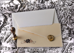 Gefaltete Hochzeitseinladung Roma aus handgeschöpftem Papier mit Siegel