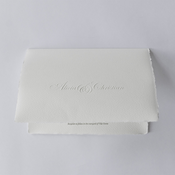 Hochzeitseinladung mit Blindprägung und goldfarbenem Letterpress auf handgeschöpftem Papier