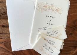 Hochzeitseinladung mit bronzefarbenem Olivenzweig auf handgeschöpftem Papier