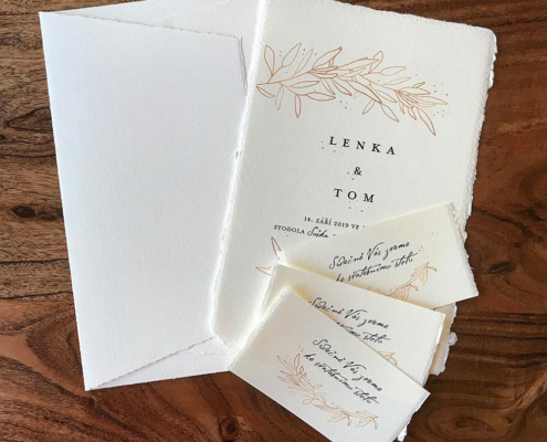 Hochzeitseinladung mit bronzefarbenem Olivenzweig auf handgeschöpftem Papier