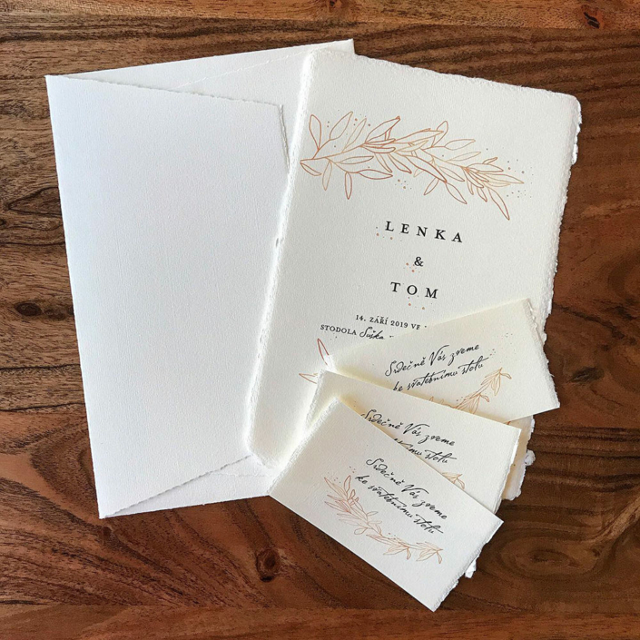 Hochzeitseinladung mit bronzefarbenem Olivenzweig auf handgeschöpftem Papier