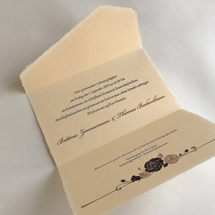 Gefaltete Hochzeitseinladung Roma aus handgeschöpftem Papier mit Siegel