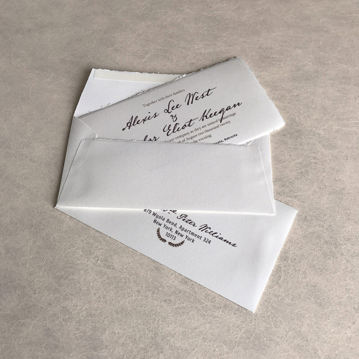 Minimalistische Hochzeitseinladung Verona auf handgeschöpftem Papier mit natürlichen Büttenrändern