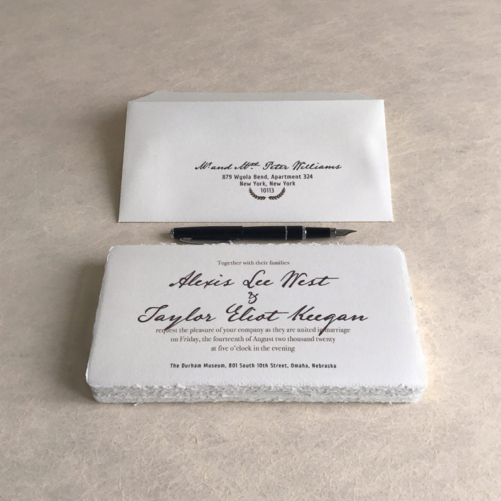 Minimalistische Hochzeitseinladung Verona auf handgeschöpftem Papier mit natürlichen Büttenrändern