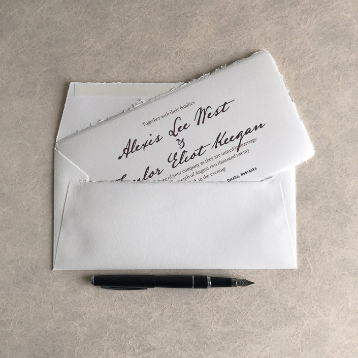 Minimalistische Hochzeitseinladung Verona auf handgeschöpftem Papier mit natürlichen Büttenrändern