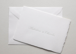 Hochzeitseinladung mit Blindprägung und goldfarbenem Letterpress auf handgeschöpftem Papier