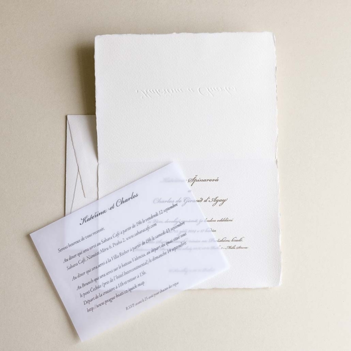 Hochzeitseinladung mit Blindprägung und goldfarbenem Letterpress auf handgeschöpftem Papier