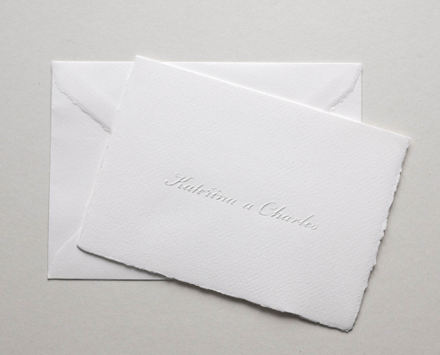Hochzeitseinladung mit Blindprägung und goldfarbenem Letterpress auf handgeschöpftem Papier