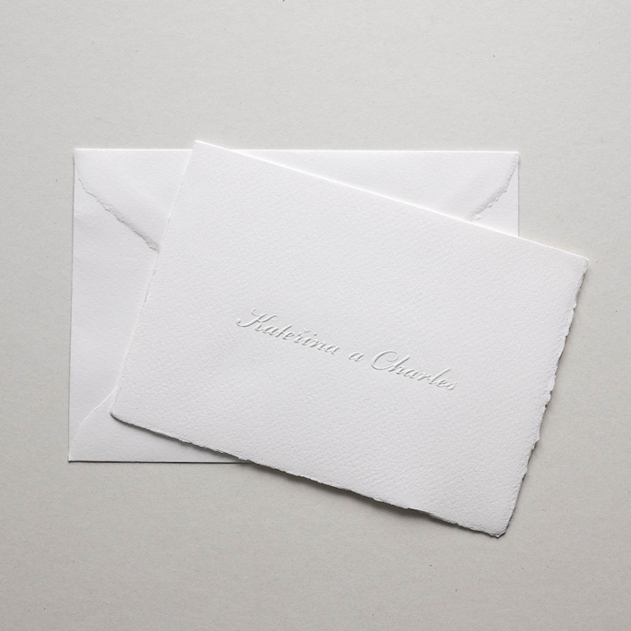 Hochzeitseinladung mit Blindprägung und goldfarbenem Letterpress auf handgeschöpftem Papier