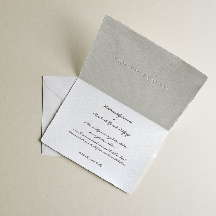 Hochzeitseinladung mit Blindprägung und goldfarbenem Letterpress auf handgeschöpftem Papier