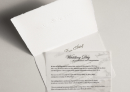 Hochzeitseinladung mit Blindprägung und goldfarbenem Letterpress auf handgeschöpftem Papier
