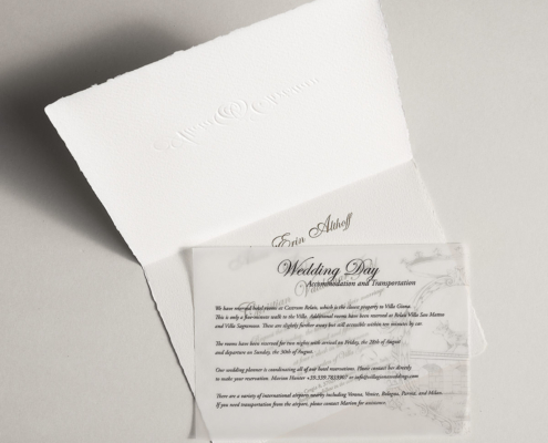 Hochzeitseinladung mit Blindprägung und goldfarbenem Letterpress auf handgeschöpftem Papier