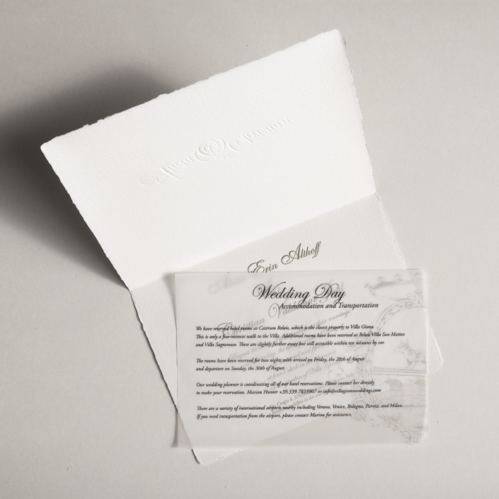 Hochzeitseinladung mit Blindprägung und goldfarbenem Letterpress auf handgeschöpftem Papier