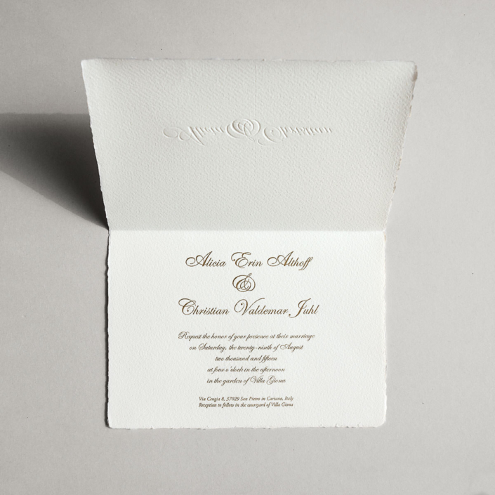 Hochzeitseinladung mit Blindprägung und goldfarbenem Letterpress auf handgeschöpftem Papier