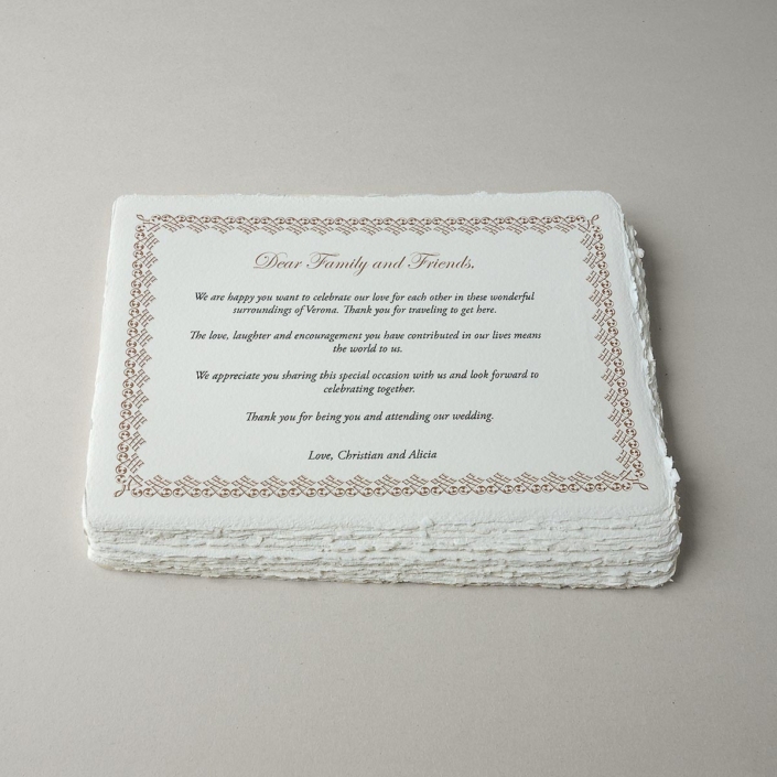 Hochzeitseinladung mit Blindprägung und goldfarbenem Letterpress auf handgeschöpftem Papier