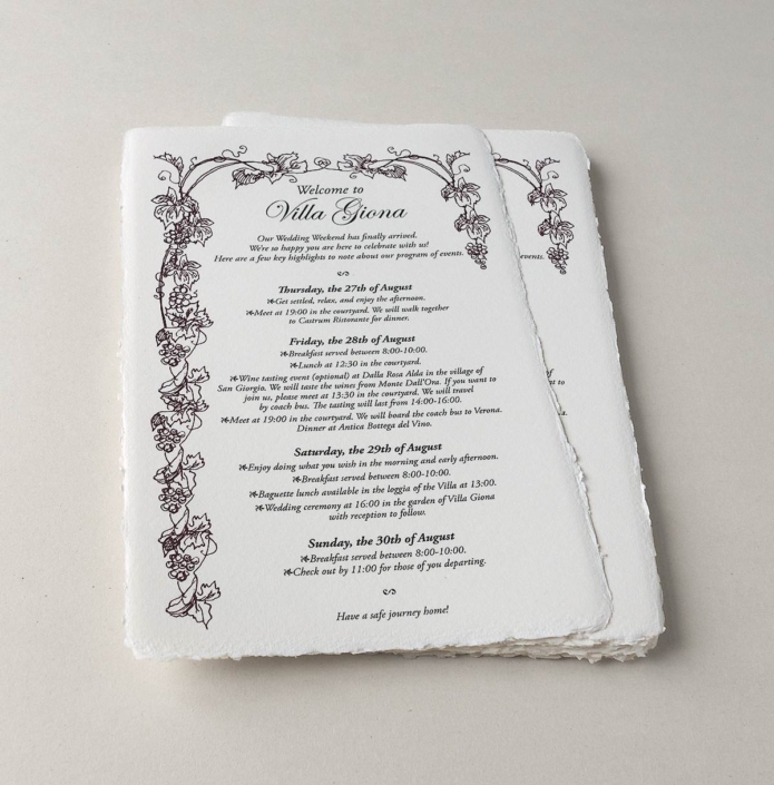Hochzeitseinladung mit Blindprägung und goldfarbenem Letterpress auf handgeschöpftem Papier