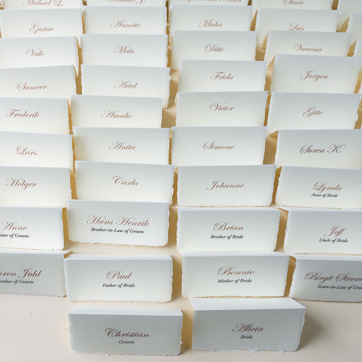 Hochzeitseinladung mit Blindprägung und goldfarbenem Letterpress auf handgeschöpftem Papier